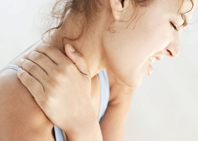 Starke Schmerzen bei einer Frau, verursacht durch zervikale Osteochondrose