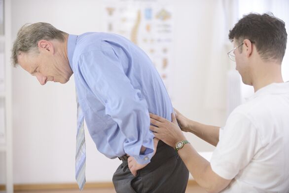 Bei Rückenschmerzen im Lendenbereich ist es notwendig, zur Diagnose zum Arzt zu gehen