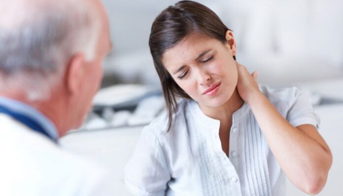 Ein Patient mit Anzeichen einer zervikalen Osteochondrose während eines Arztgesprächs